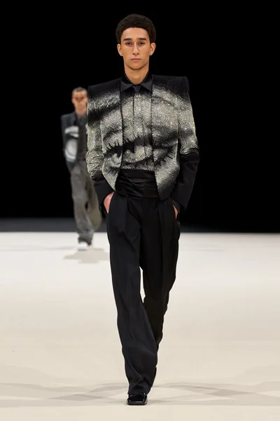 Look 16